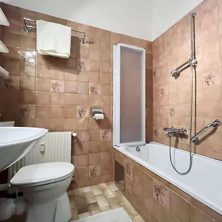 Alexandercharmante Mit Bergblick, Alexander *