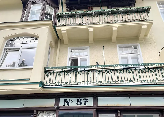 Alexandercharmante Mit Bergblick, Alexander *